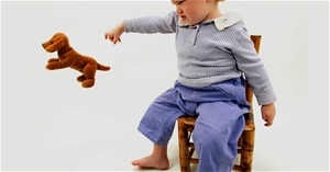 Vì sao trẻ có hành vi ném đồ, đánh, cắn khi bực tức?