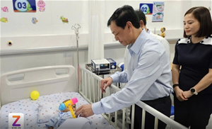 Thứ trưởng Nguyễn Tri Thức thăm bé trai bị mẹ và 'cha hờ' bạo hành