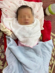 Bé gái sơ sinh 2,7 kg bị bỏ rơi ven đường quốc lộ 70
