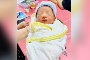 Tìm thân nhân bé trai sơ sinh bị bỏ rơi trước cổng chùa ở phường Thới An, TP.HCM