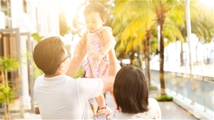 Cha mẹ cần có sự gắn bó và đồng cảm để trở thành người nuôi dạy trẻ tích cực.