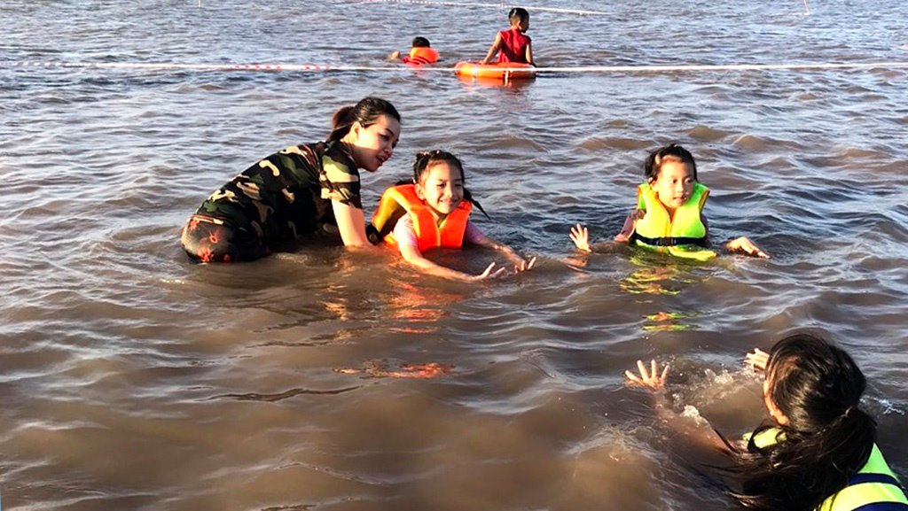 Trẻ em Hải Phòng học bơi miễn phí dịp hè.