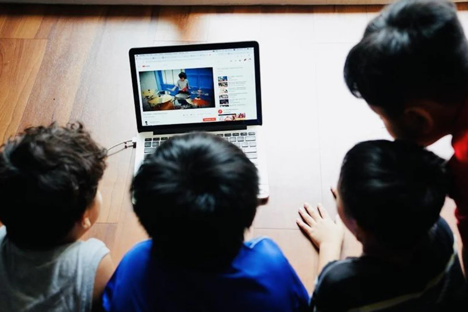 Nhiều nước cấm trẻ em dùng mạng xã hội, Việt Nam thì sao?