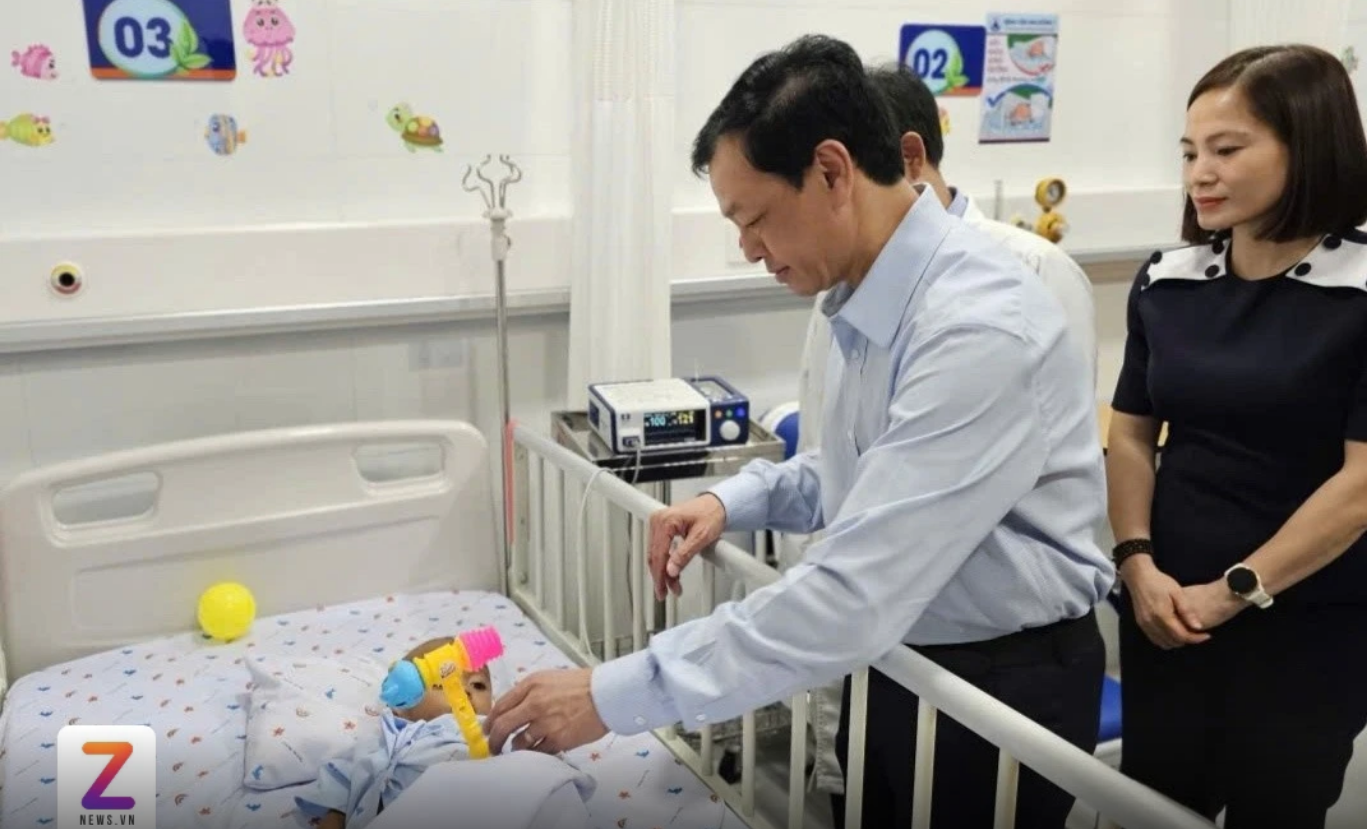 Thứ trưởng Nguyễn Tri Thức thăm bé trai bị mẹ và 'cha hờ' bạo hành
