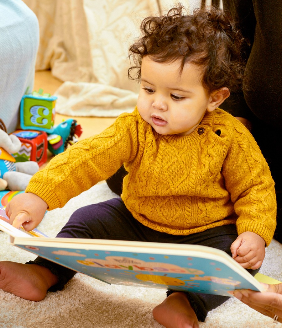 Bé mấy tuổi có thể đọc sách cho bé?