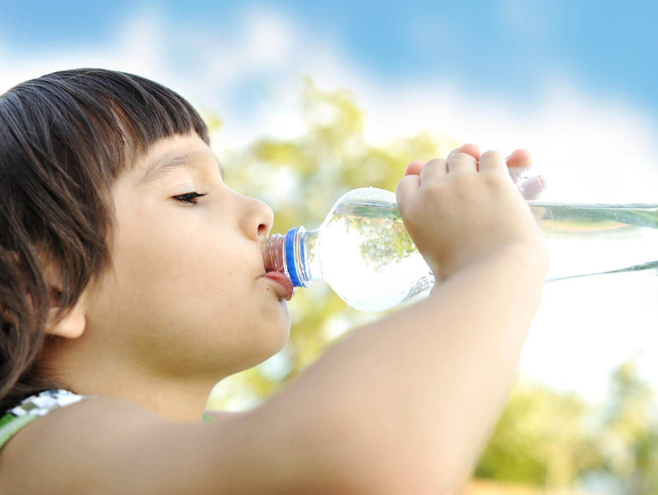 Việc trẻ uống đủ nước là một điều mà cha mẹ cần quan tâm.