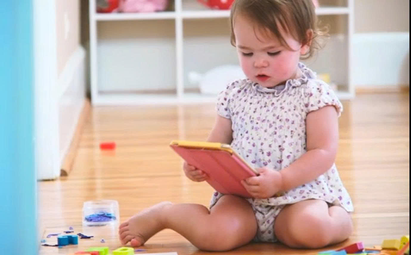 Trẻ em và thiết bị điện tử: Pháp luật đang bảo vệ các em đến đâu?