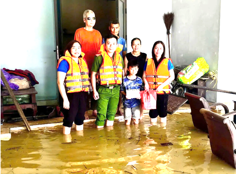 Hà Tĩnh: Trung thu đến sớm với trẻ em vùng lũ