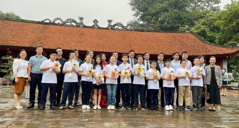 Học sinh Việt Nam giành huy chương Vàng tại Olympic Toán và Khoa học quốc tế 2022