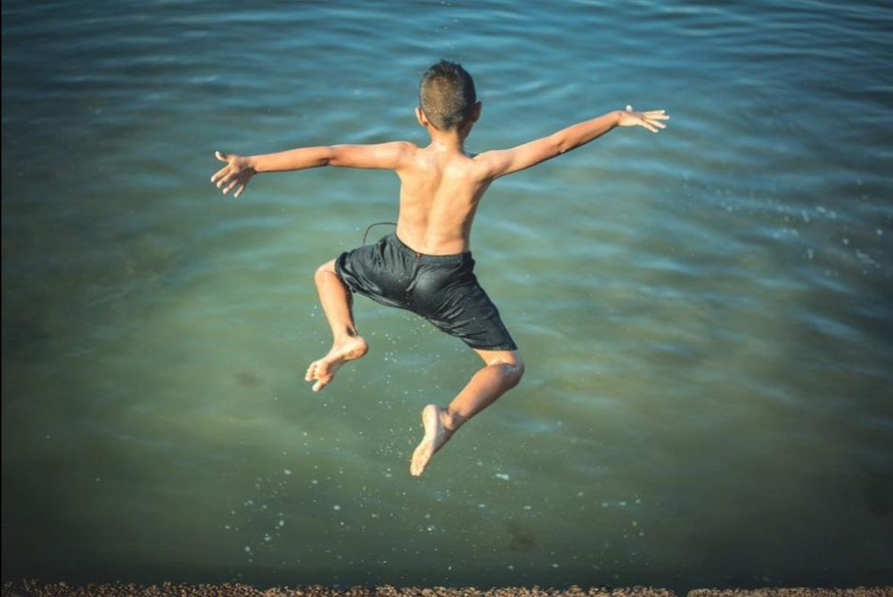 Giây phút nghẹt thở cứu sống bé trai 4 tuổi đuối nước ở bể bơi