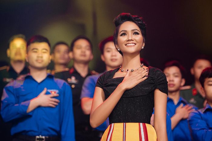 Hoa hậu H'Hen Niê hỗ trợ học phí cho trẻ mất cha mẹ vì Covid-19