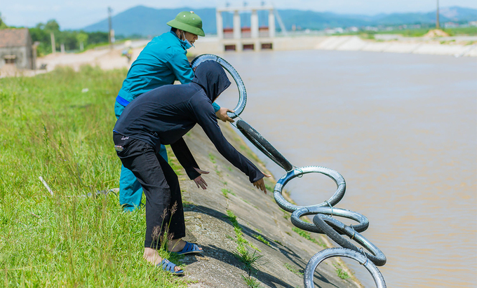 Hàng trăm thang lốp phòng đuối nước ở bờ sông Đào tỉnh Nghệ An.
