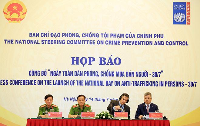 Đại diện Bộ Công an, Bộ TT&TT và Tổ chức Liên hợp quốc tại Việt Nam chủ trì buổi họp báo tại Hà Nội ngày 14-7 . Ảnh: báo Công an Nhân dân.