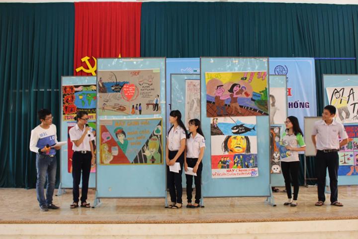 Các em học sinh trường THPT Tây Ninh tham gia hoạt động tuyên truyền phòng chống mua bán người năm 2016. Ảnh: IOM