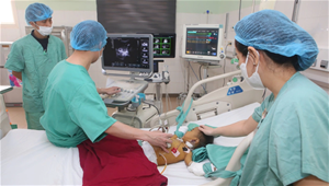 Bé 15 tháng tuổi hồi sinh nhờ ghép gan từ người chết não