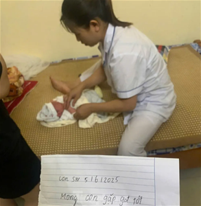 Trẻ sơ sinh bị bỏ ven đường kèm bức thư 'mong con gặp được gia đình tốt'