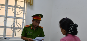 Bé trai 14 tháng tuổi bị bảo mẫu ném xuống nền nhà đã qua đời