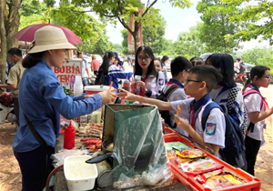 Hàng rong - hiểm họa trước cổng trường