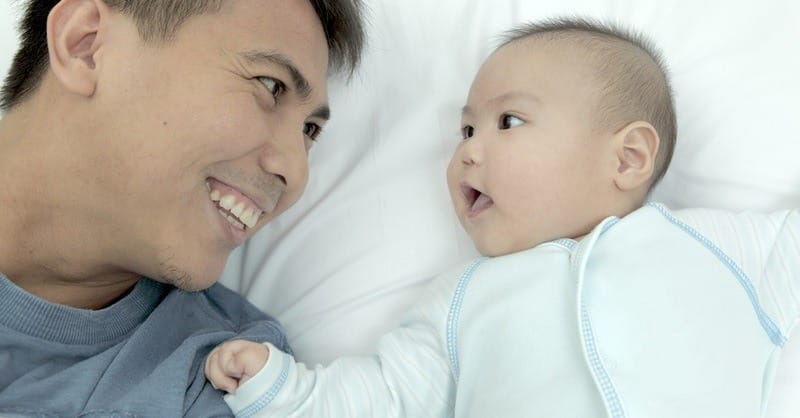 Đứa trẻ sẽ hạnh phúc nếu được cả cha và mẹ quan tâm, chăm sóc ngay từ những ngày đầu đời. 
