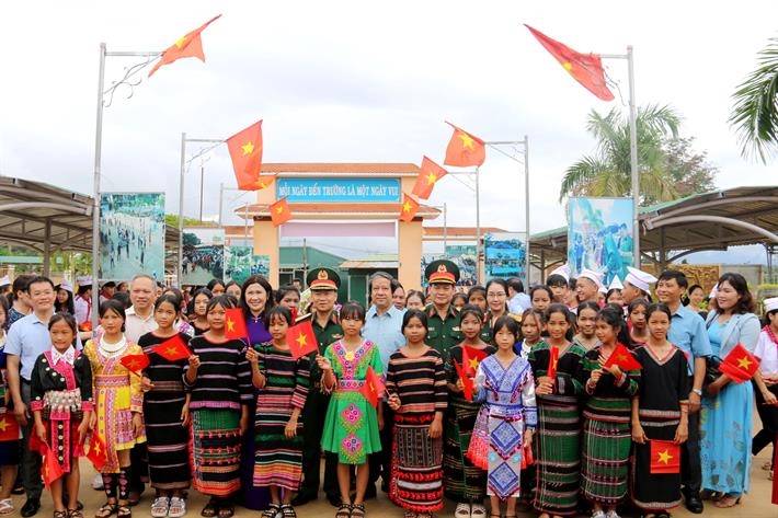 Bộ trưởng Nguyễn Kim Sơn thăm học sinh vùng khó khăn trước thềm năm học mới