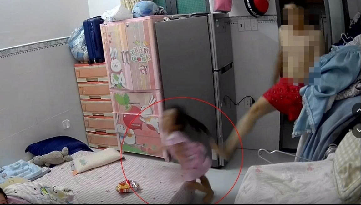 Con gái bị bạo hành, vì sao mẹ chưa trình báo ngay?
