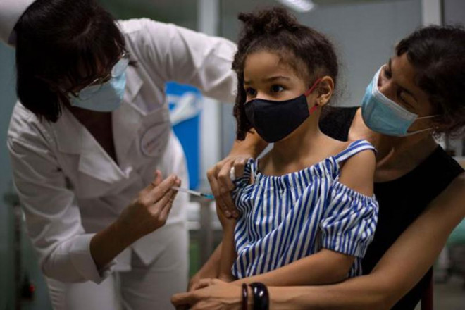 Vaccine cho trẻ em: Cả thế giới sốt ruột.