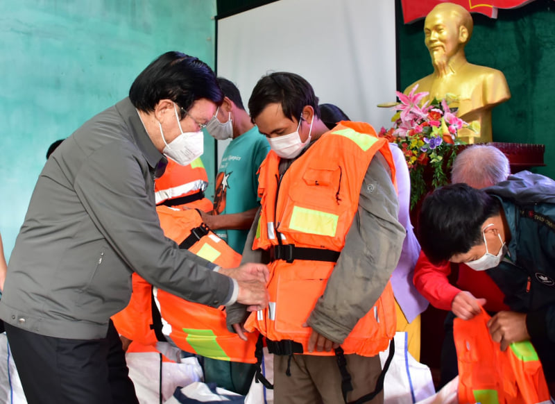 Nguyên chủ tịch nước Trương Tấn Sang trao tặng áo phao cứu sinh đa  năng cho ngư dân ở tỉnh Thừa Thiên Huế.