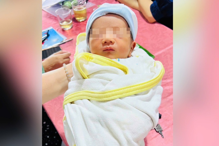 Tìm thân nhân bé trai sơ sinh bị bỏ rơi trước cổng chùa ở phường Thới An, TP.HCM
